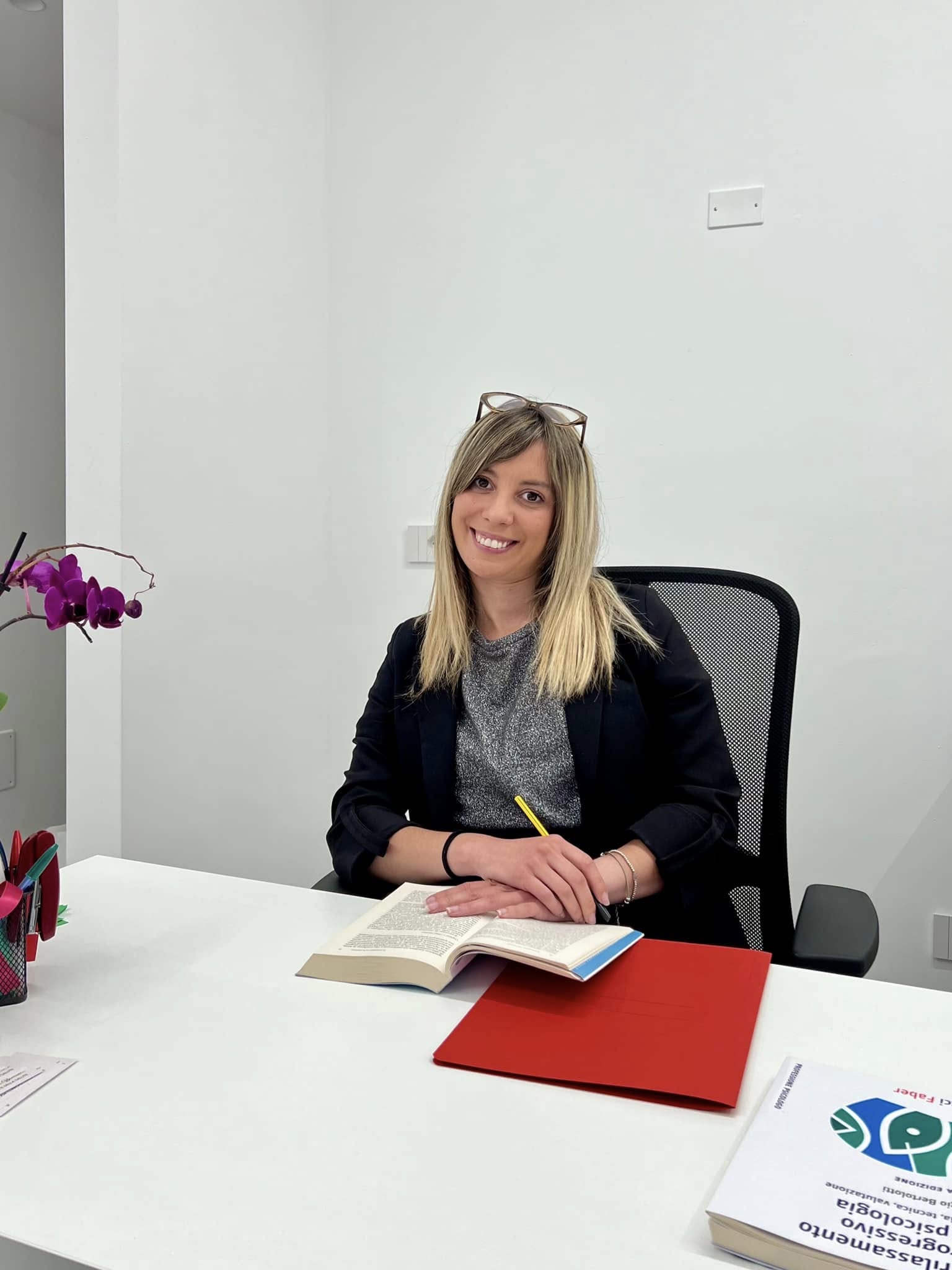 La dott.ssa Deborah Biancon, psicologa, nel suo studio a Mori (TN)